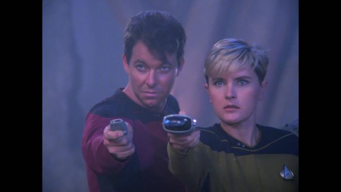 Denise Crosby در صحنه سریال تلویزیونی پیشتازان فضا: نسل بعدی به همراه Jonathan Frakes