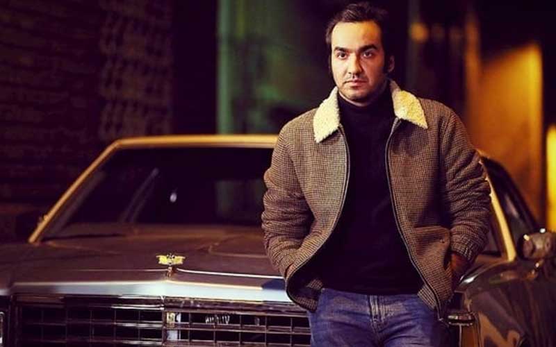 تصویری از سجاد افشاریان، بازیگر و نویسنده سینما و تلویزیون در حال بازیگری سر صحنه یکی از آثارش
