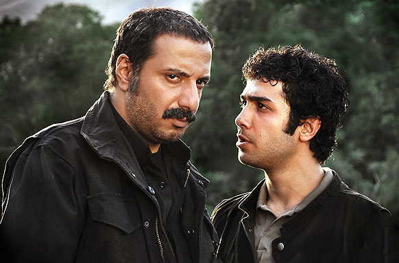 حسین مهری در صحنه سریال تلویزیونی زیر هشت به همراه امیر جعفری