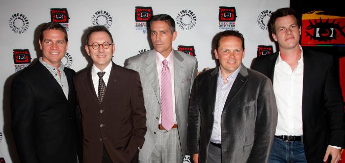 جاناتان نولان در صحنه سریال تلویزیونی مظنون به همراه Jim Caviezel، Kevin Chapman و Michael Emerson