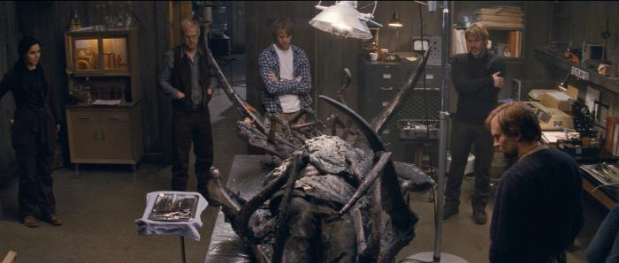 Ulrich Thomsen در صحنه فیلم سینمایی موجود به همراه Trond Espen Seim، آدواله آکینویه آگباجه، Kim Bubbs و Eric Christian Olsen
