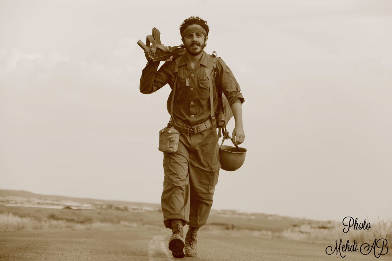 تصویری از مهرداد احمدی، بازیگر و دستیاراول کارگردان سینما و تلویزیون در حال بازیگری سر صحنه یکی از آثارش