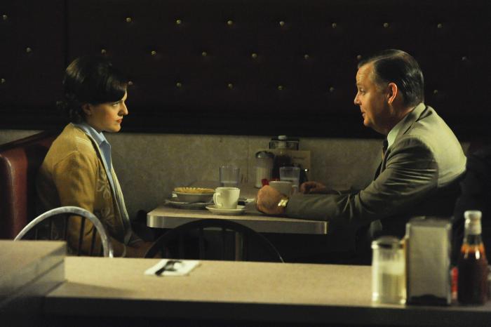 Joel Murray در صحنه سریال تلویزیونی مردان مد به همراه الیزابت موس