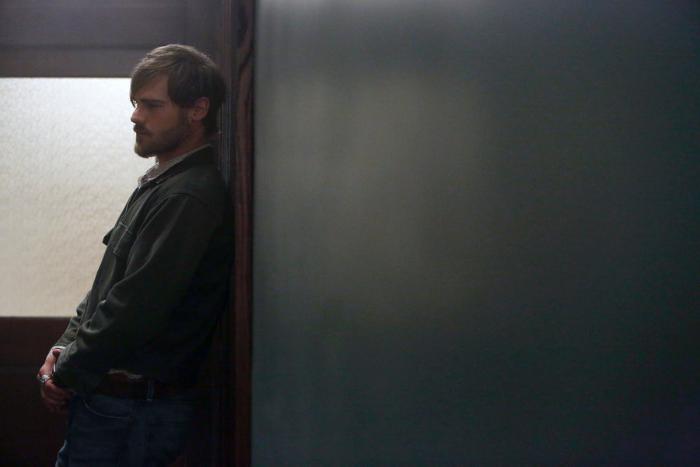 Grey Damon در صحنه سریال تلویزیونی آکواریس