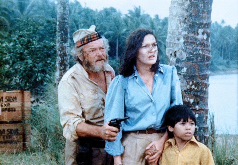 Luciano Pigozzi در صحنه فیلم سینمایی Jungle Raiders به همراه Marina Costa