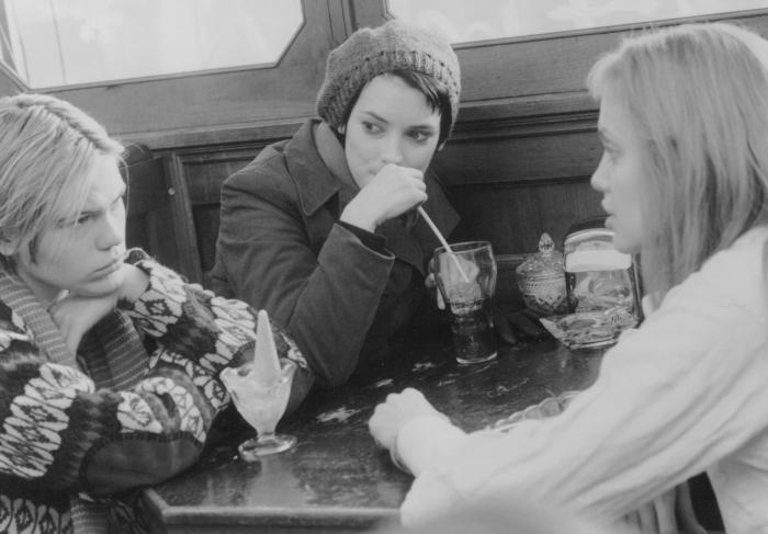 کلیا دووال در صحنه فیلم سینمایی دختر از هم گسیخته به همراه وینونا رایدر و آنجلینا جولی