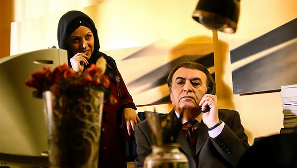 ناصر طهماسب در صحنه سریال تلویزیونی مرگ تدریجی یک رؤیا به همراه ستاره اسکندری