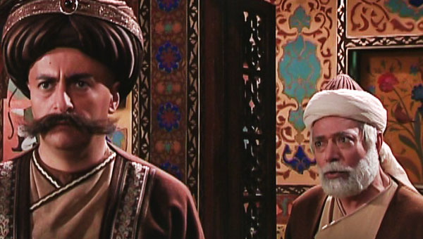 علی دهکردی در صحنه سریال تلویزیونی شیخ بهایی به همراه علی نصیریان