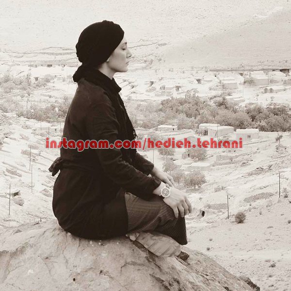 تصویری از هدیه تهرانی، بازیگر و طراح لباس سینما و تلویزیون در حال بازیگری سر صحنه یکی از آثارش