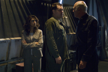 Michael Hogan در صحنه سریال تلویزیونی ناوبر فضایی گالاکتیک به همراه Aaron Douglas و Rekha Sharma
