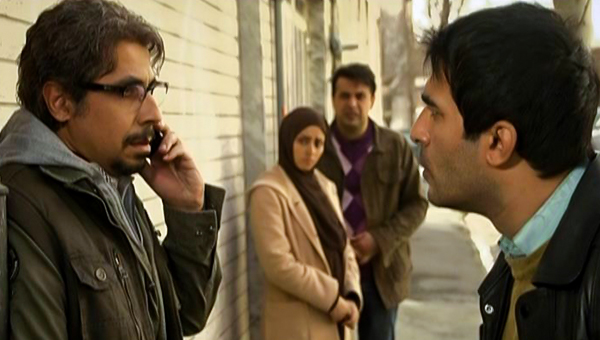 سپند امیرسلیمانی در صحنه سریال تلویزیونی خروس به همراه مهسا کریم زاده، یوسف تیموری و سید جواد رضویان