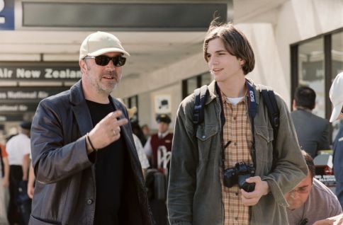 Nigel Cole در صحنه فیلم سینمایی A Lot Like Love به همراه Ashton Kutcher