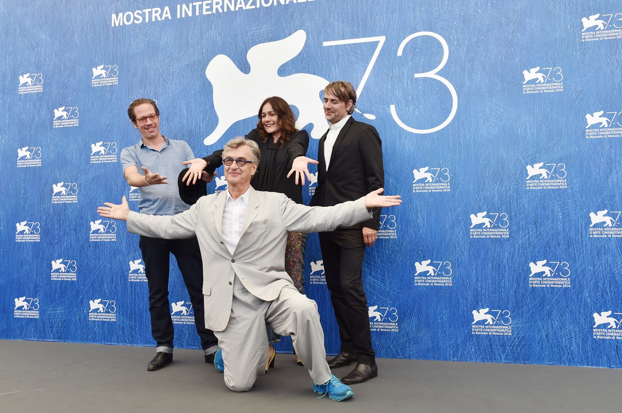 ویم وندرس در صحنه فیلم سینمایی Les beaux jours d'Aranjuez به همراه ردا کاتب، Sophie Semin و Jens Harzer