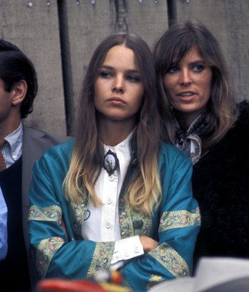 Michelle Phillips در صحنه فیلم سینمایی خیابان های پایین شهر
