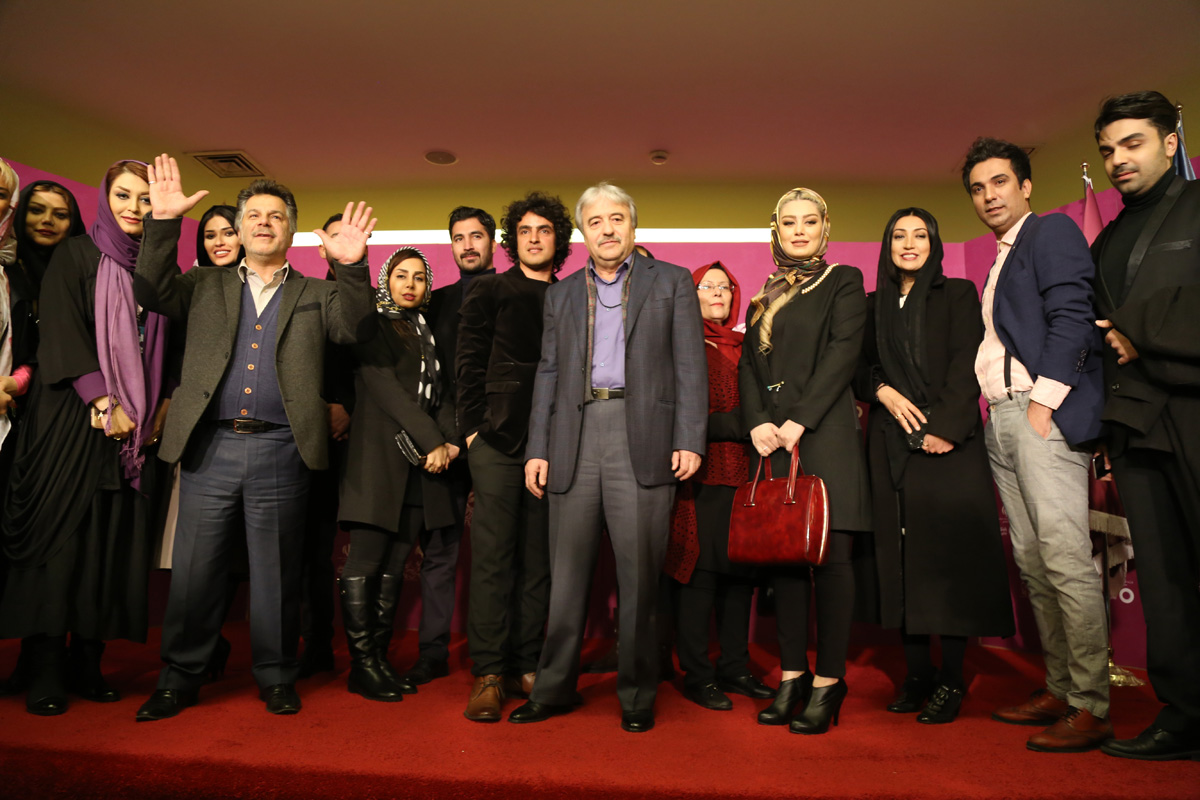 سحر قریشی در فرش قرمز فیلم سینمایی آب‌نبات چوبی به همراه عبدالله علیخانی، محمد‌حسین فرح‌بخش و نگار عابدی