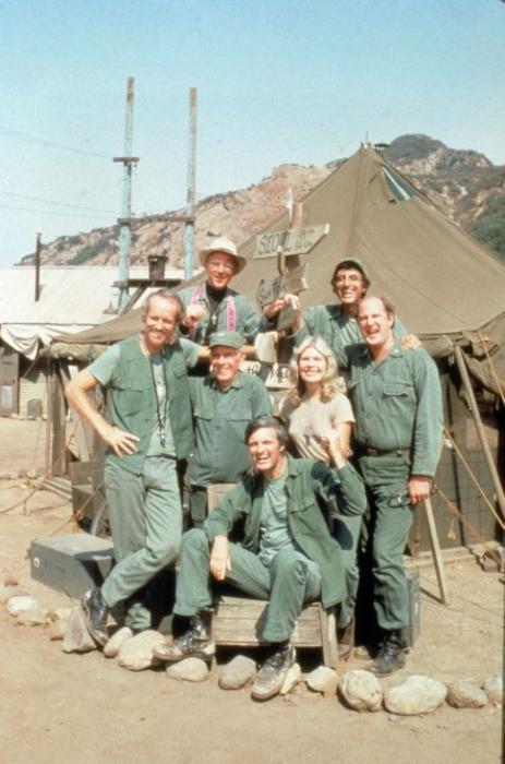 Mike Farrell در صحنه سریال تلویزیونی M*A*S*H به همراه David Ogden Stiers، William Christopher، Jamie Farr، آلن آلدا، Loretta Swit و Harry Morgan