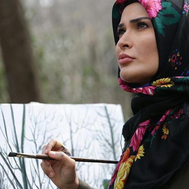 تصویری از شیوا طاهری، بازیگر سینما و تلویزیون در حال بازیگری سر صحنه یکی از آثارش