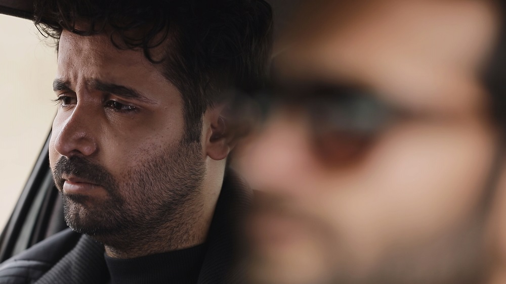 تصویری از بهروز محمدی، بازیگر و انتخاب بازیگر سینما و تلویزیون در حال بازیگری سر صحنه یکی از آثارش