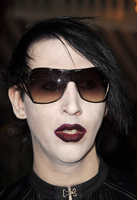 Marilyn Manson در صحنه فیلم سینمایی دزدان دریایی کارائیب: صندوق مرد مرده