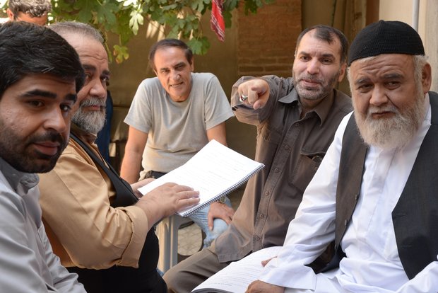 اکبر عبدی در پشت صحنه فیلم سینمایی رسوایی‌ 2 به همراه امیر نوری، مسعود ده‌نمکی و محمدرضا شریفی‌نیا