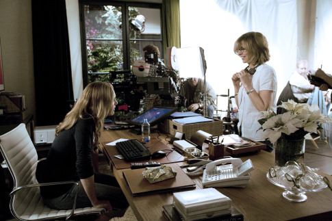 Nancy Meyers در صحنه فیلم سینمایی تعطیلات به همراه کیت وینسلت