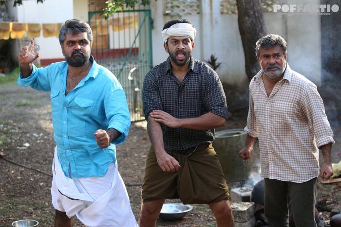 Anoop Menon در صحنه فیلم سینمایی Paavada به همراه Maniyanpilla Raju و Prithviraj Sukumaran