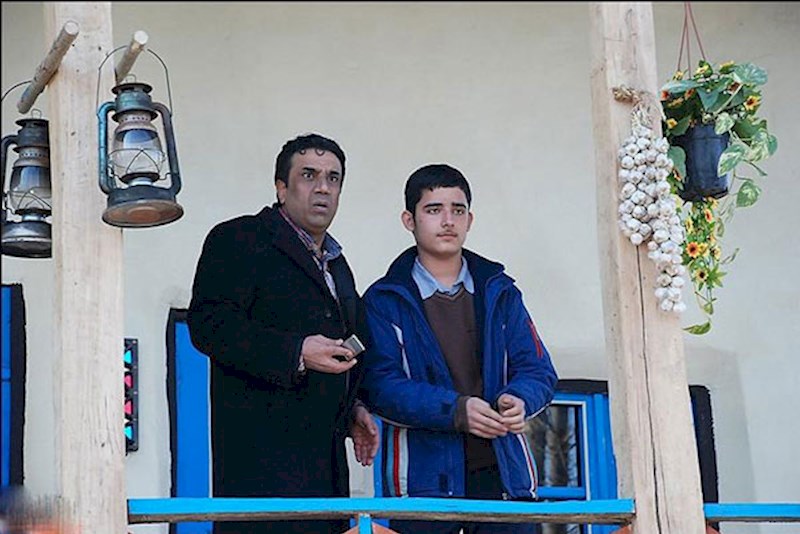 نصرالله رادش در صحنه سریال تلویزیونی خانه‌ای روی تپه