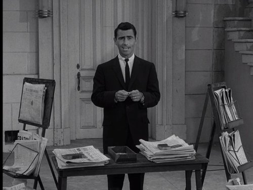 Rod Serling در صحنه سریال تلویزیونی منطقه نیمه روشن