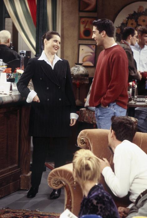 ایزابلا روسلینی در صحنه سریال تلویزیونی دوستان به همراه David Schwimmer، لیزا کودرو و Matthew Perry