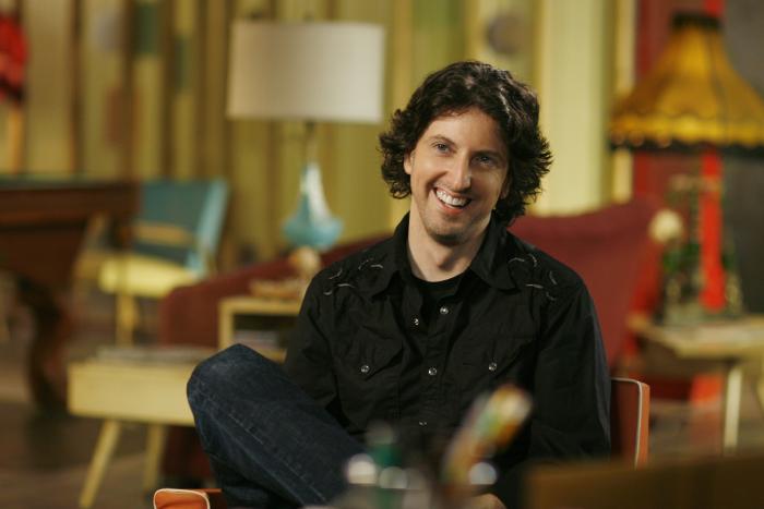 Mark Schwahn در صحنه سریال تلویزیونی یک تپه درخت