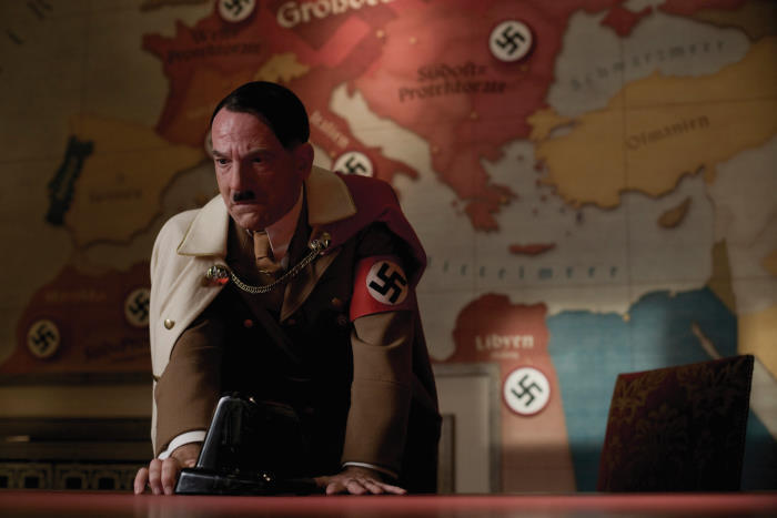 مارتین وتکه در صحنه فیلم سینمایی پست‌ فطرت‌های لعنتی