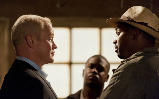 میکلتی ویلیامسون در صحنه سریال تلویزیونی درست به هدف به همراه Neal McDonough