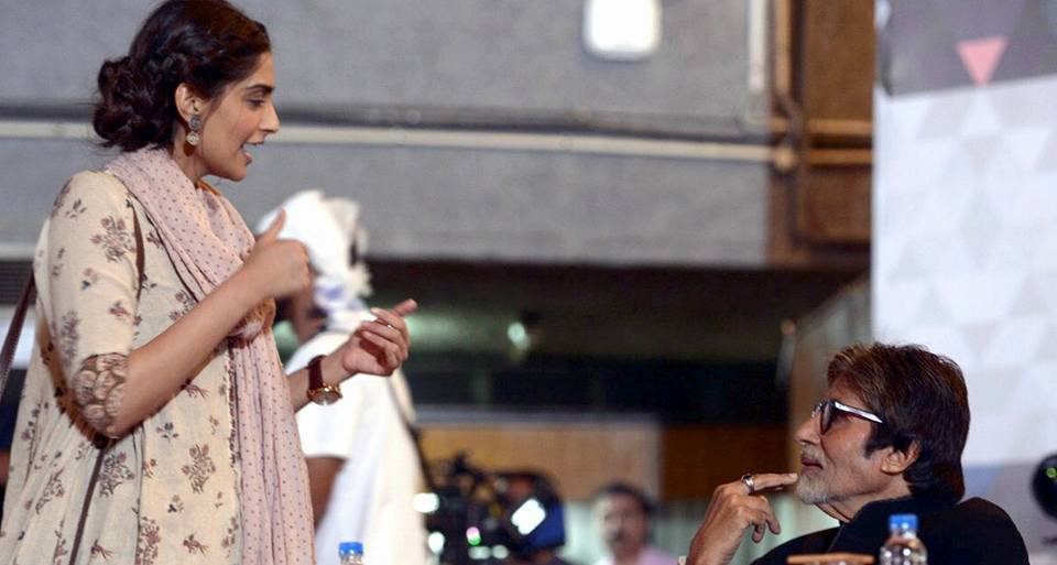 آمیتاب باچان در صحنه فیلم سینمایی کمک به همراه Sonam Kapoor