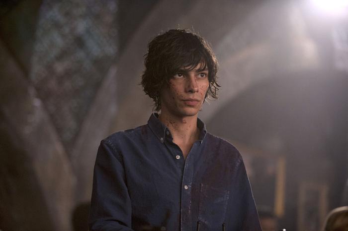 Devon Bostick در صحنه سریال تلویزیونی 100