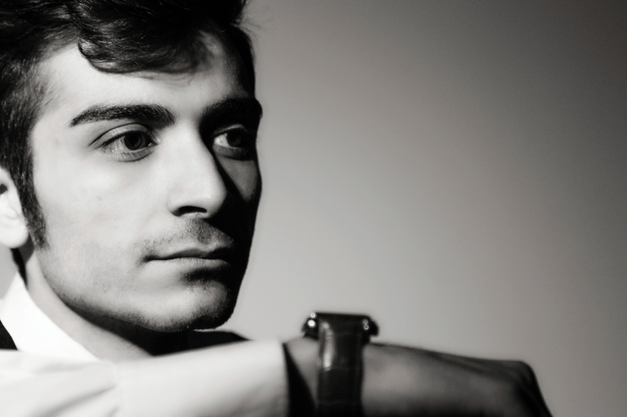 تصویری از مصطفی نقش بندی سینما و تلویزیون در حال بازیگری سر صحنه یکی از آثارش