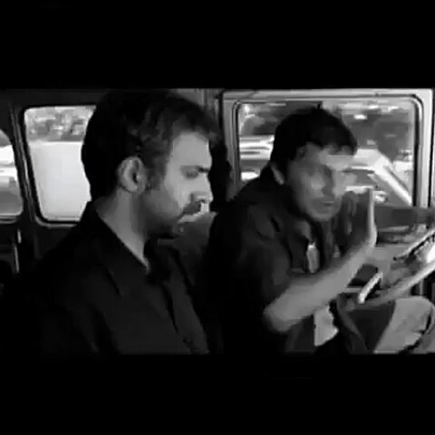 تصویری از پولاد کیمیایی، بازیگر و کارگردان سینما و تلویزیون در حال بازیگری سر صحنه یکی از آثارش