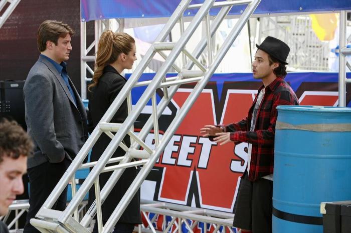 Yani Gellman در صحنه سریال تلویزیونی کستل به همراه Stana Katic و Nathan Fillion
