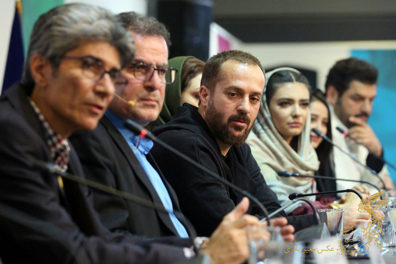 احمد مهران‌فر در نشست خبری فیلم سینمایی خجالت نکش به همراه سام درخشانی، رضا مقصودی، لیندا کیانی و محمود گبرلو