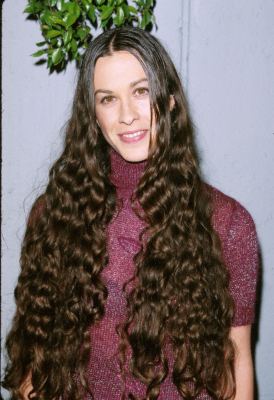 Alanis Morissette در صحنه فیلم سینمایی تعصب