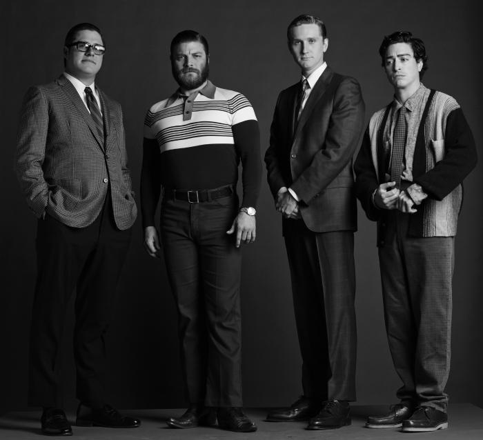 Aaron Staton در صحنه سریال تلویزیونی مردان مد به همراه Rich Sommer، Ben Feldman و Jay R. Ferguson