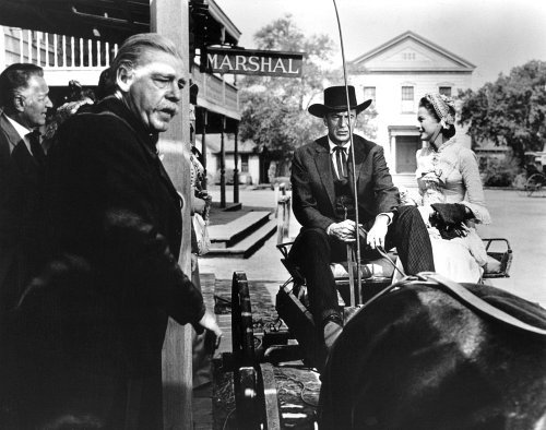 Gary Cooper در صحنه فیلم سینمایی نیمروز به همراه گریس کلی و Lon Chaney Jr.
