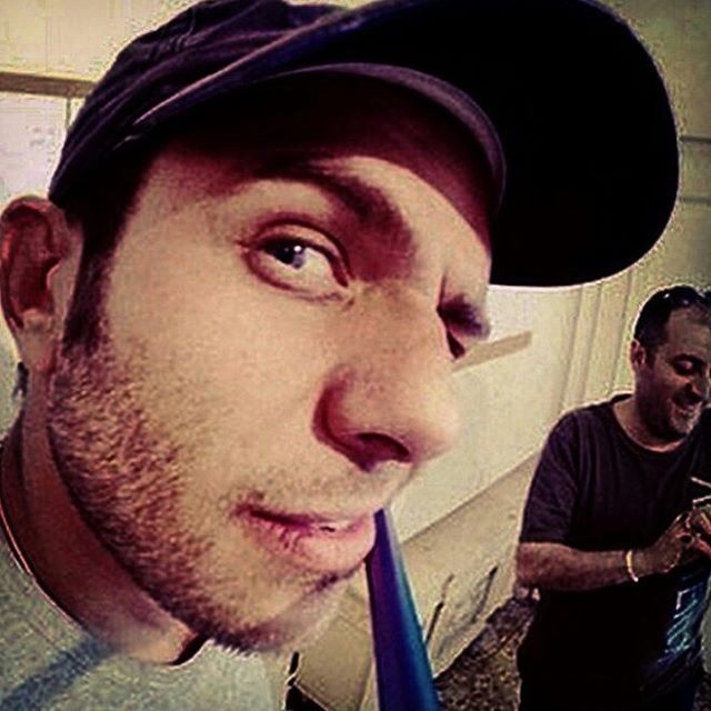 تصویری از بابک حمیدیان، بازیگر و تهیه کننده سینما و تلویزیون در حال بازیگری سر صحنه یکی از آثارش