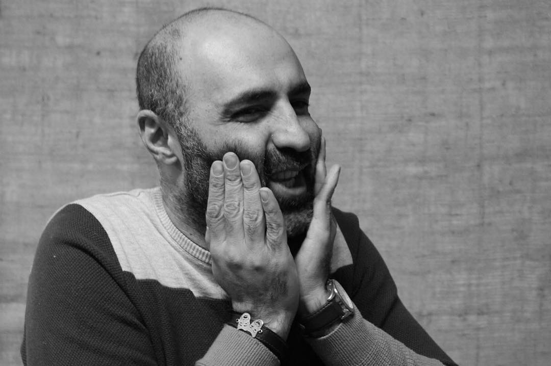 تصویری از تینو صالحی، بازیگر سینما و تلویزیون در پشت صحنه یکی از آثارش