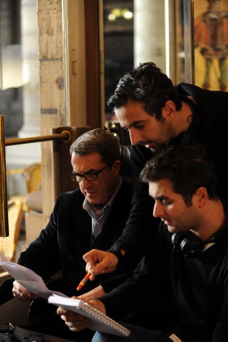François Cluzet در صحنه فیلم سینمایی دست نیافتنی ها به همراه Olivier Nakache و Eric Toledano