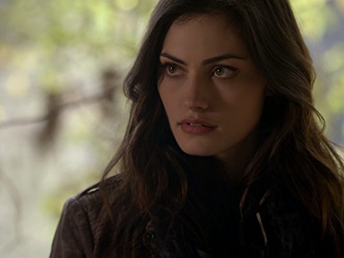 Phoebe Tonkin در صحنه سریال تلویزیونی اصیل ها