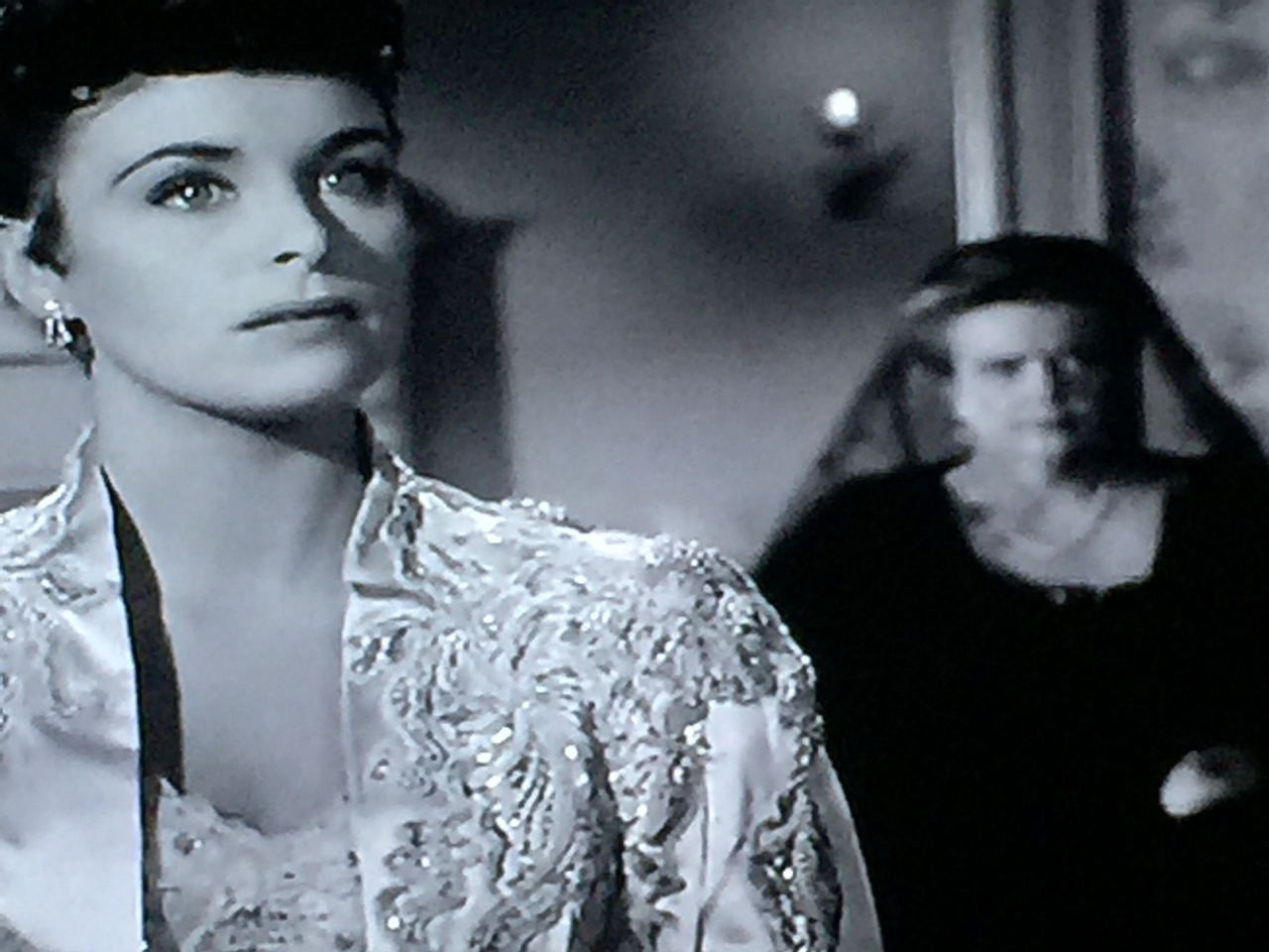 Constance Smith در صحنه فیلم سینمایی Man in the Attic به همراه Frances Bavier