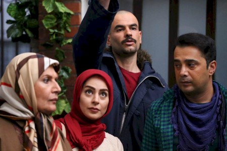 سپند امیرسلیمانی در صحنه سریال تلویزیونی همسایه‌ها به همراه شهین تسلیمی و سمانه پاکدل