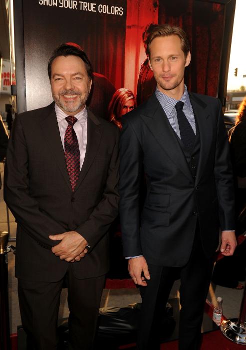 Alan Ball در صحنه سریال تلویزیونی خون حقیقی به همراه الکساندر اسکارشگرد