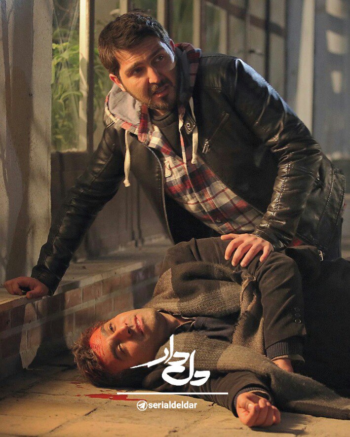محمدرضا غفاری در صحنه سریال تلویزیونی دل دار به همراه نیما رئیسی