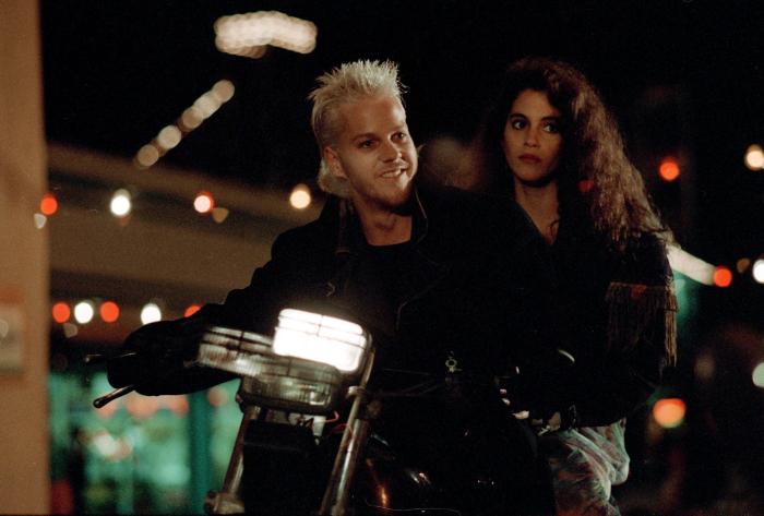 Jami Gertz در صحنه فیلم سینمایی پسران گمشده به همراه کیفر ساترلند